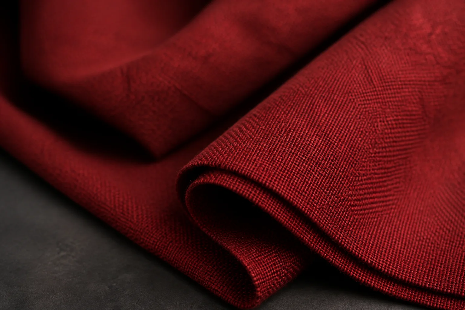 Tecido plano vermelho carmim com trama visível