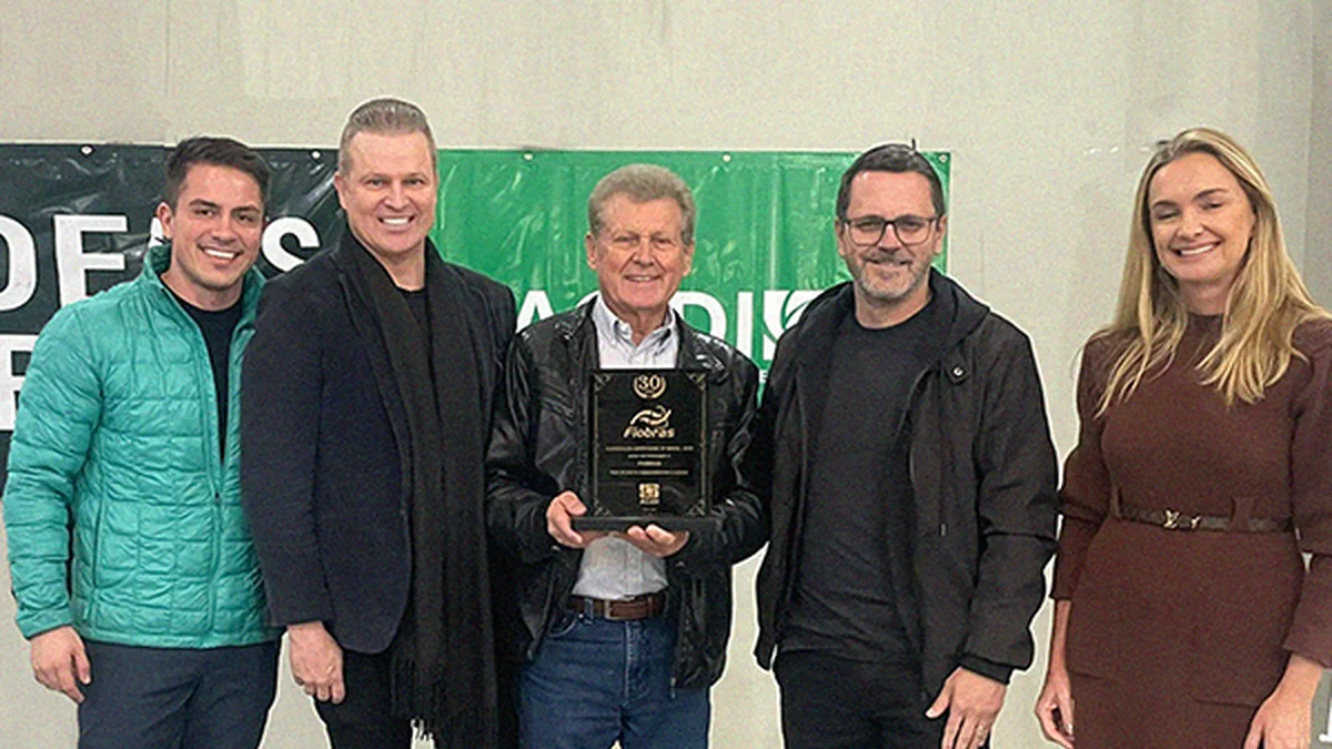 Representantes da Fiobras recebem placa de homenagem pelos 30 anos da empresa