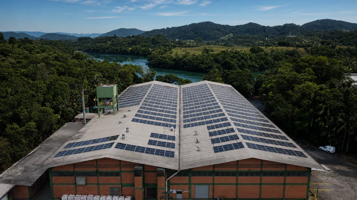 Vista aérea da fábrica Fiobras em Indaial entre o rio e a paisagem verde