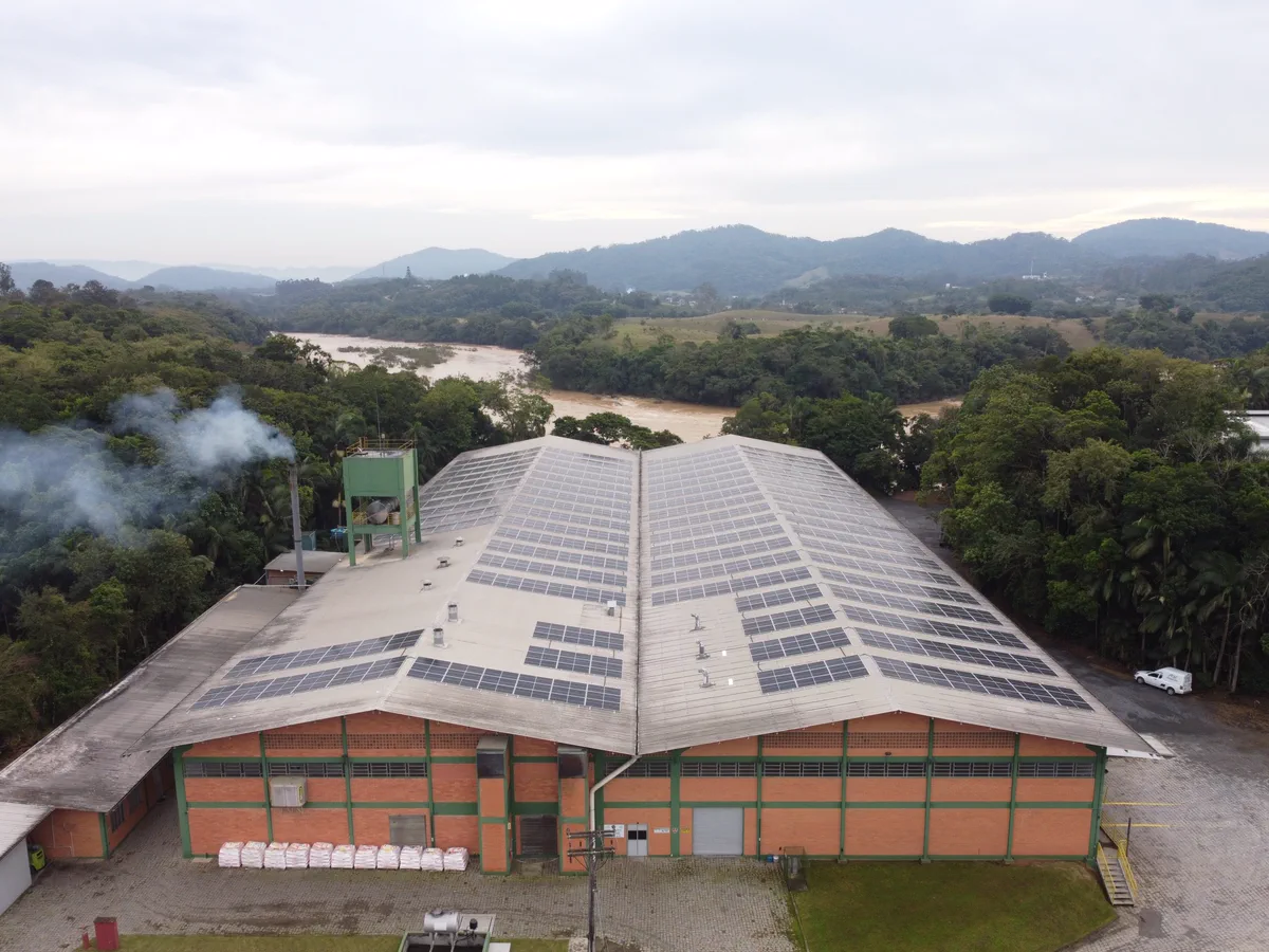 Vista aérea da fábrica da Fiobras com painéis solares instalados no telhado