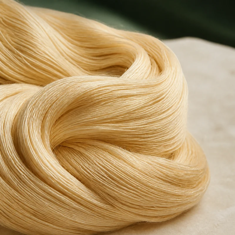 Detalhe macro de fios de viscose em tom champagne