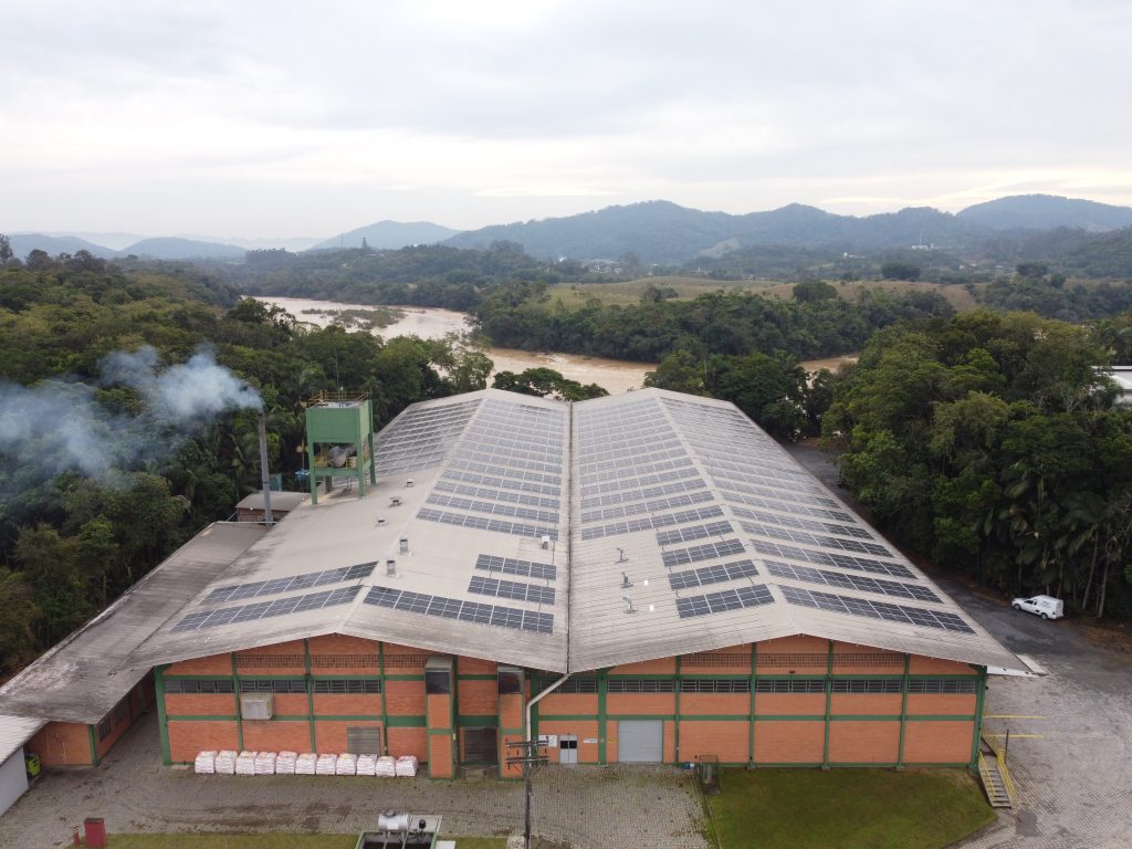 1200 placas solares instaladas na Fiobras, impulsionando a sustentabilidade e a economia.